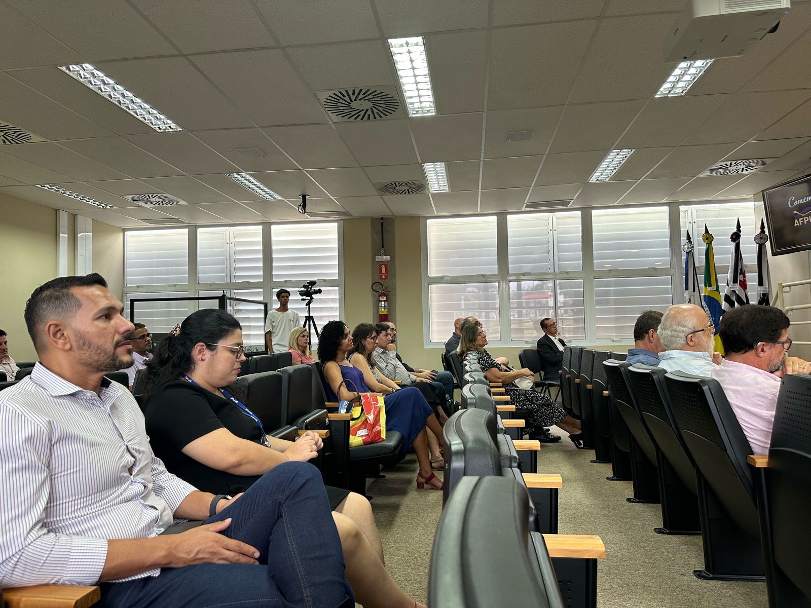 pessoas sentadas no auditório
