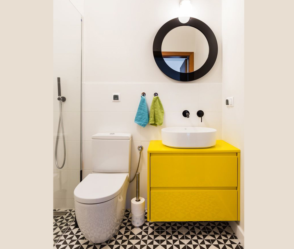 Desain kamar mandi ukuran 1x1 dengan warna cerah