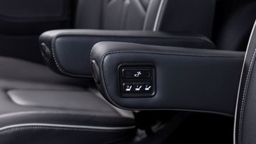 Nút chỉnh nhanh nhớ vị trí hàng ghế thứ 2 trên những phiên bản cao cấp của Hyundai Custin 2024