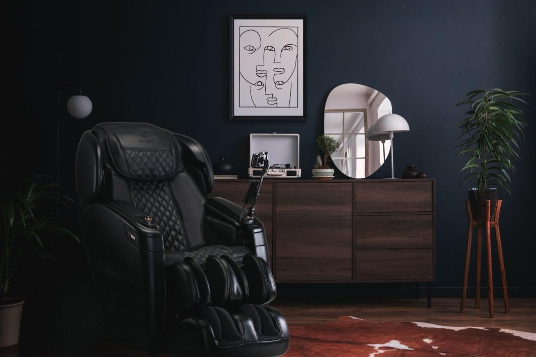 A black massage chair in a room

Description automatically generated