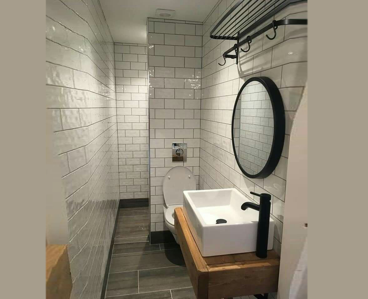 Desain kamar mandi ukuran 1x1 dengan cermin