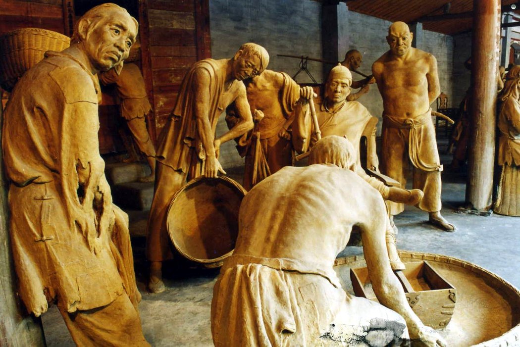 真人大小的泥塑群雕“收租院”，展现刘文彩和他的“狗腿子”如何压榨贫农。