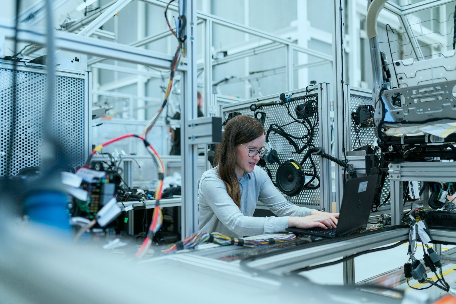 Женщина-инженер тестирует ноутбук в промышленной среде