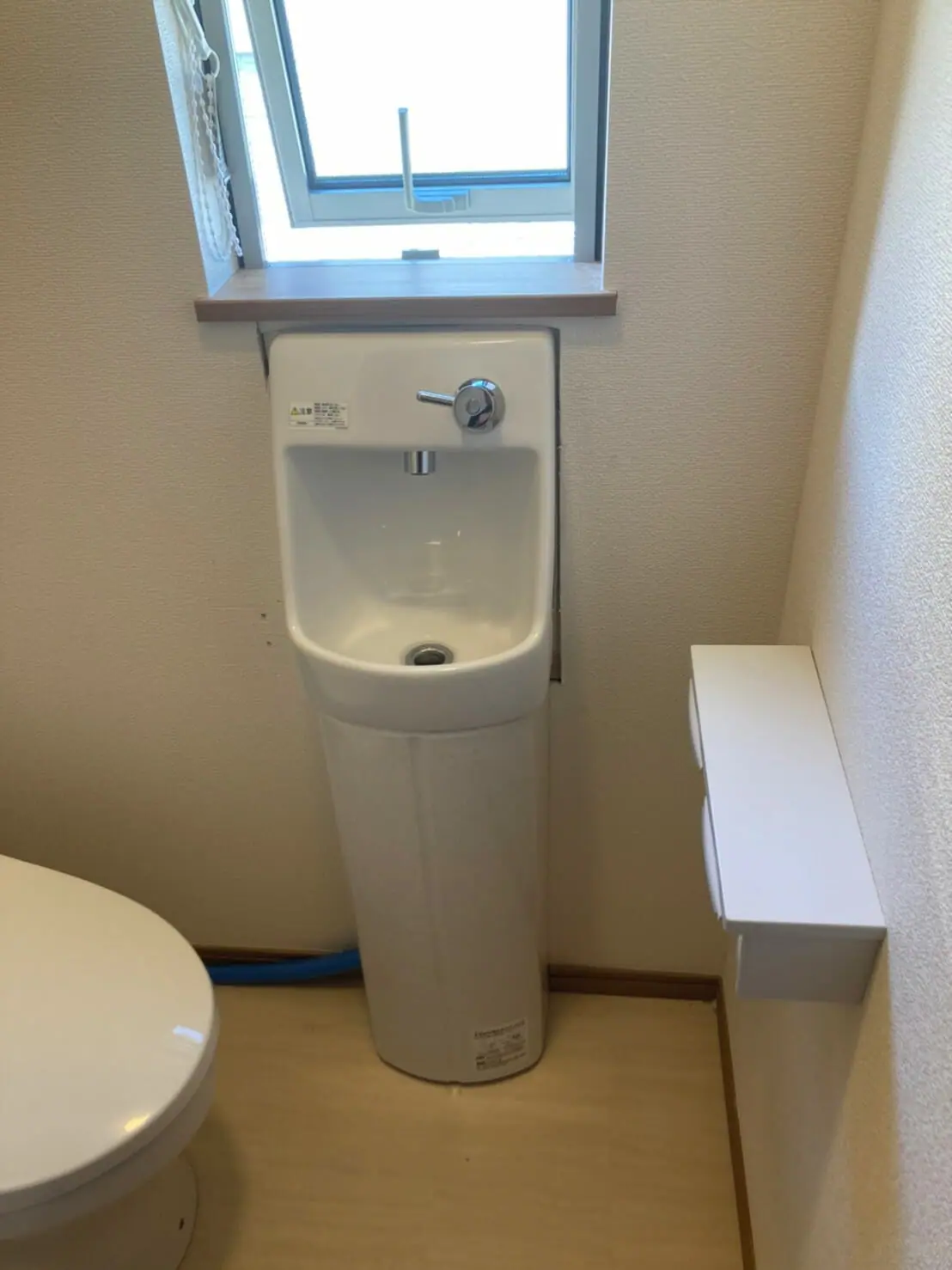 狭小トイレにシンプルな手洗い器を設置して機能的に