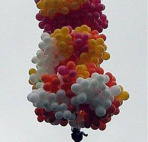 Momento em que o Padre voou de balão - Foto: Reprodução