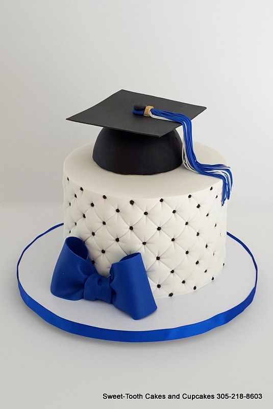 A cake decorated with a graduation cap. 