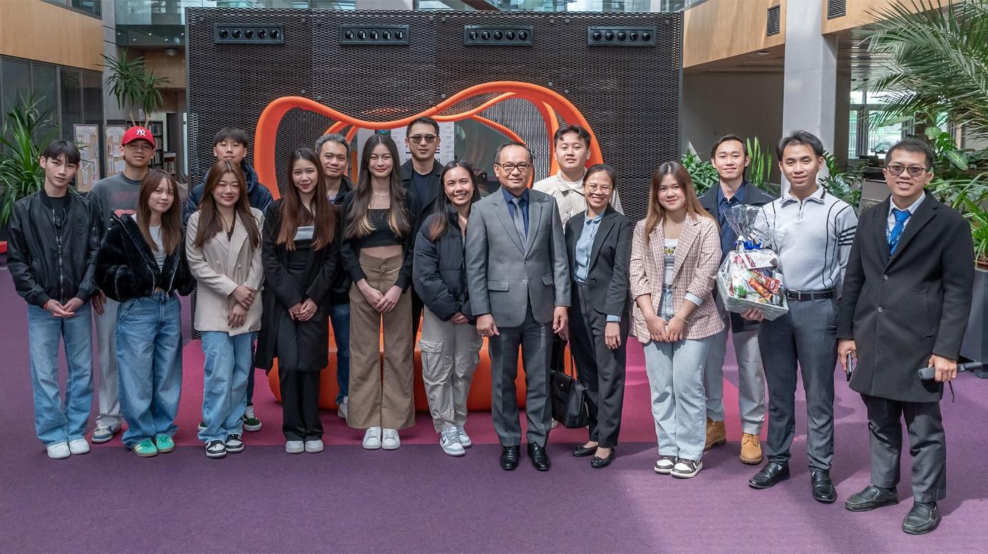 The Lao Ambassador also met with Lao students at Széchenyi István University. 