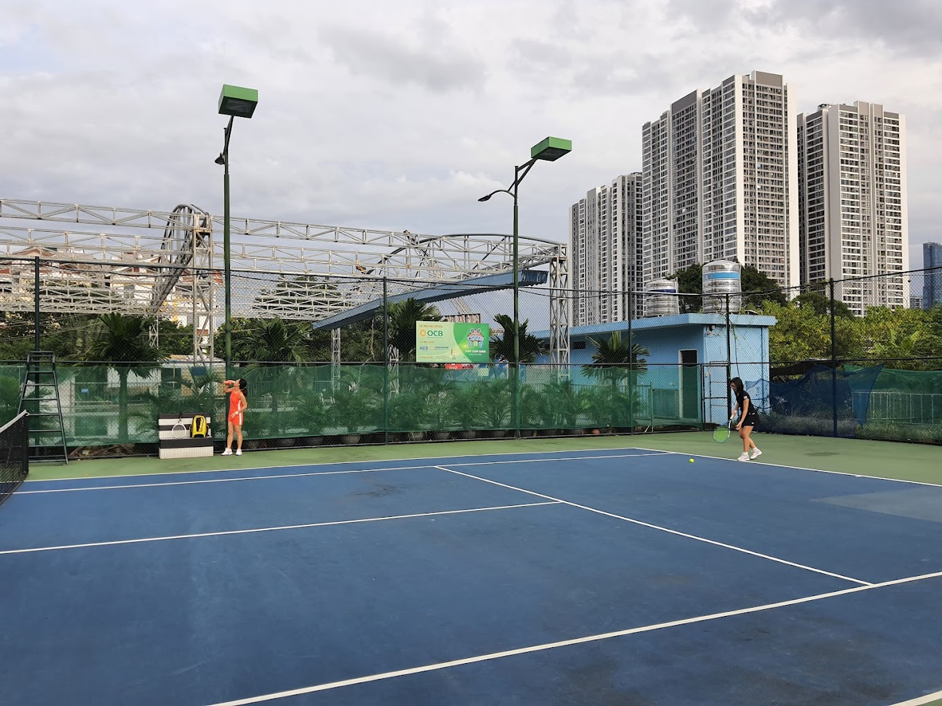 Sân Tennis VOV có 2 sân chơi với không gian thoáng đẹp