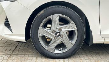 Hyundai Accent 2024 di chuyển trên “dàn chân” là bộ mâm hợp kim 16 inch sơn màu xám (phiên bản AT đặc biệt)