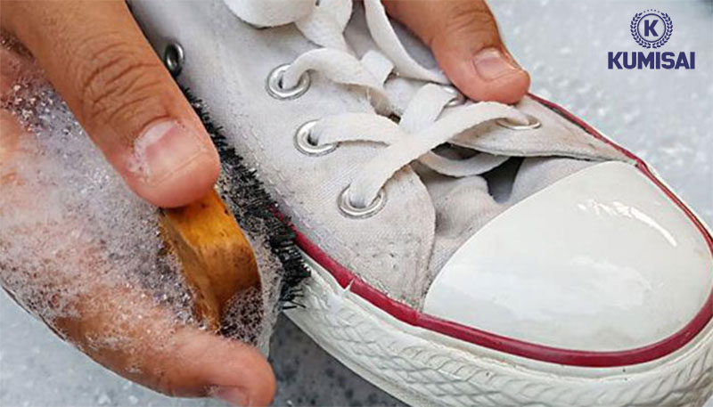 Làm sạch giày trắng bằng nước rửa chén