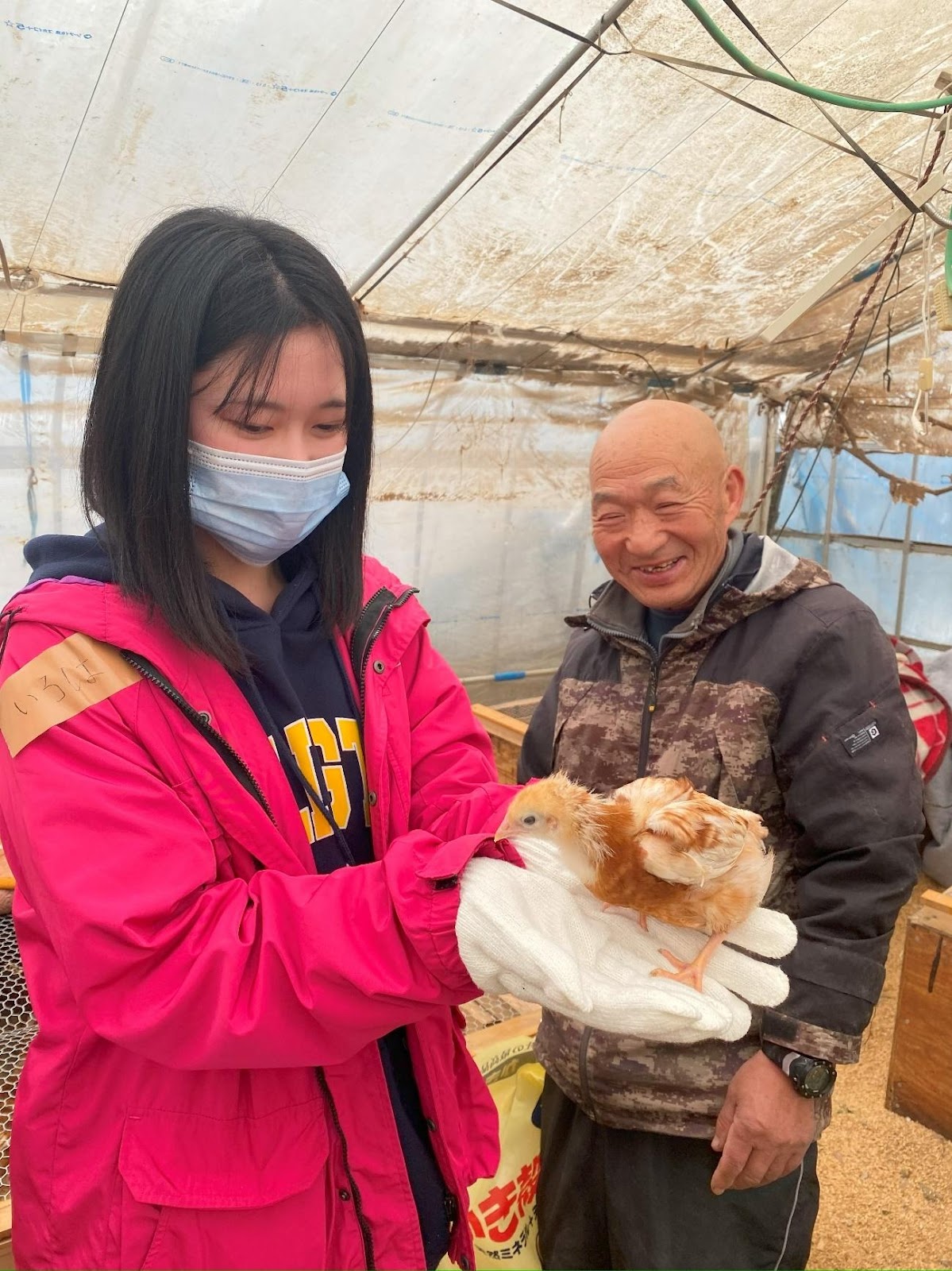 人, 屋外, 建物, 持つ が含まれている画像

自動的に生成された説明