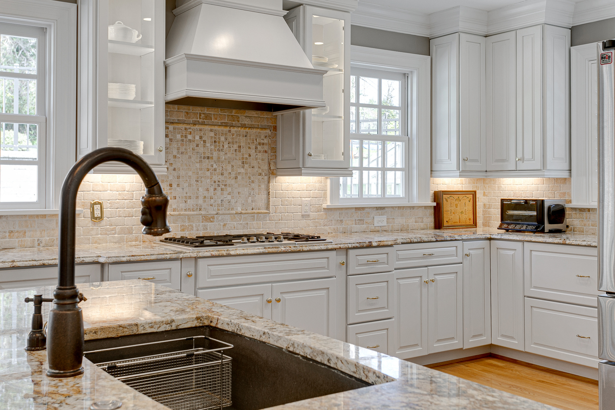 white kitchen cabinets 