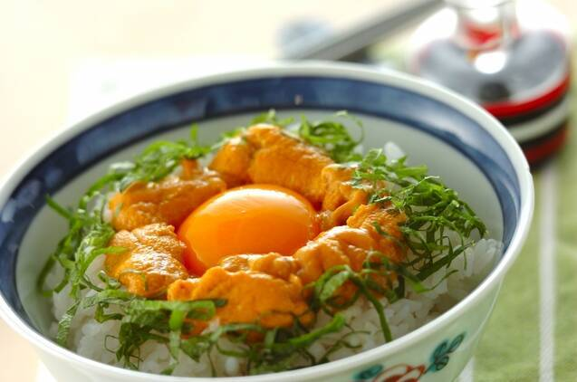 5.シンプルかつ濃厚な味わい「ウニの卵かけご飯」