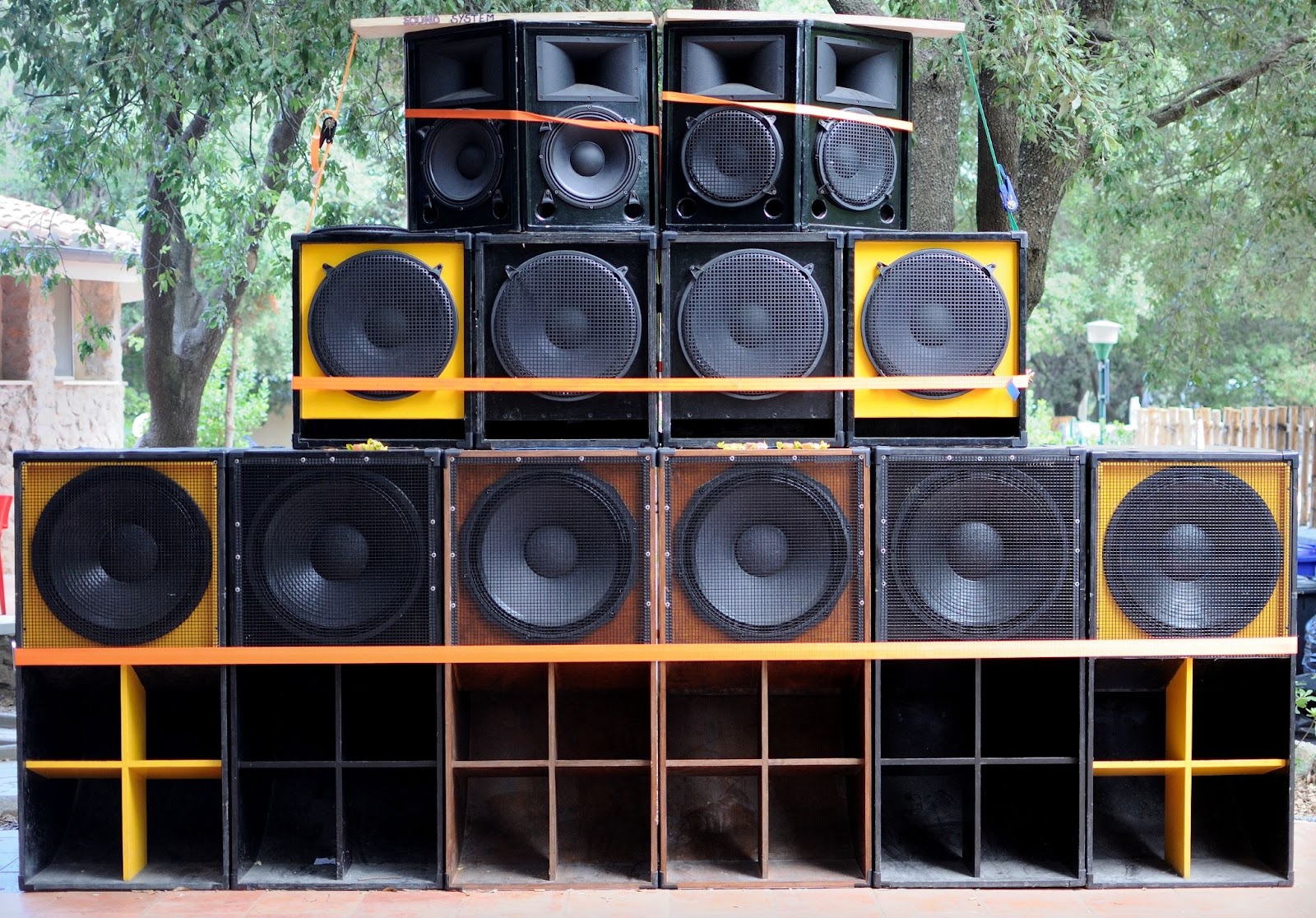 Caixas de som grandes, médias e pequenas usadas para montar as radiolas, equipamentos sonoros presentes nas festas de reggae maranhenses.