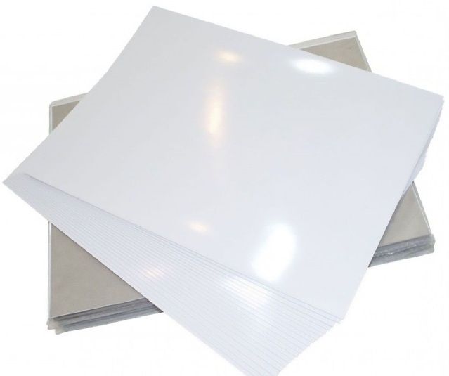 Giấy Decal là loại giấy có một lớp chất phủ phía sau cho phép nó dính vào bề mặt khi áp dụng áp lực.