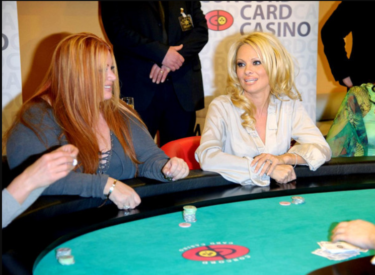 Pamela Anderson zit aan de pokertafel te gokken met geld