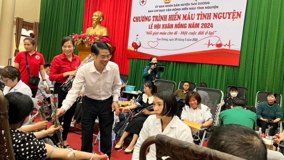 Đồng chí Lê Xuân Bình - Ủy Viên BTV Huyện Ủy – PCT Huyện – Trưởng Ban CĐ HMTN huyện thăm hỏi và tặng hoa người hiến máu