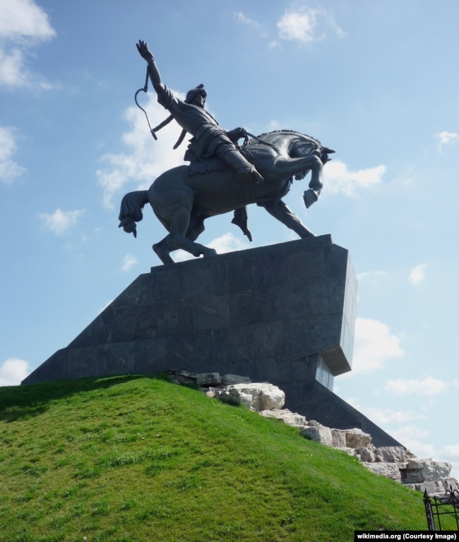 Башкирський національний герой Салават Юлаєв – близький соратник Омеляна Пугачова. Пам’ятник в Уфі
