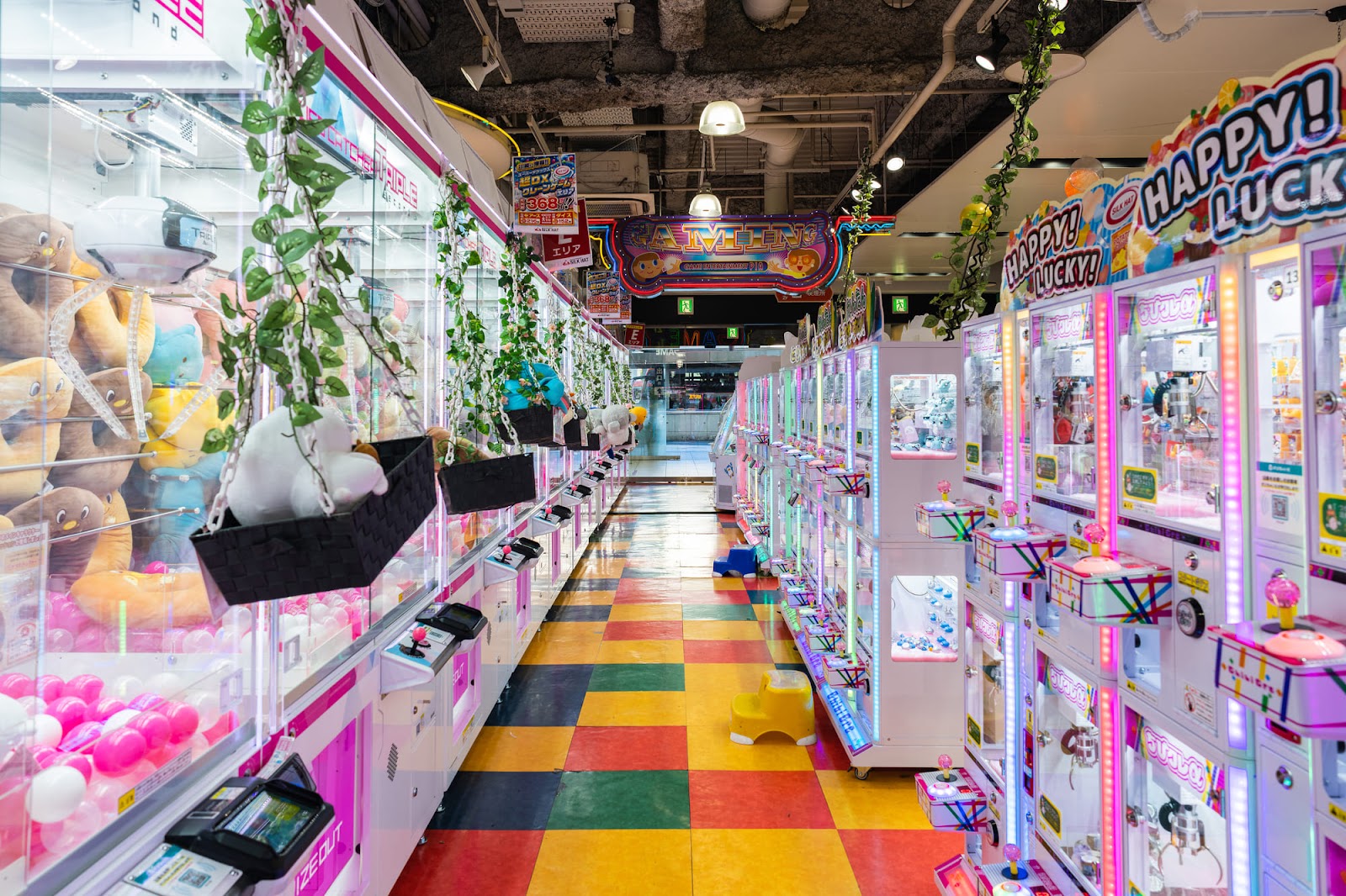 クレーンゲームでお菓子やぬいぐるみをGET「ラウンドワン 札幌すすきの店」