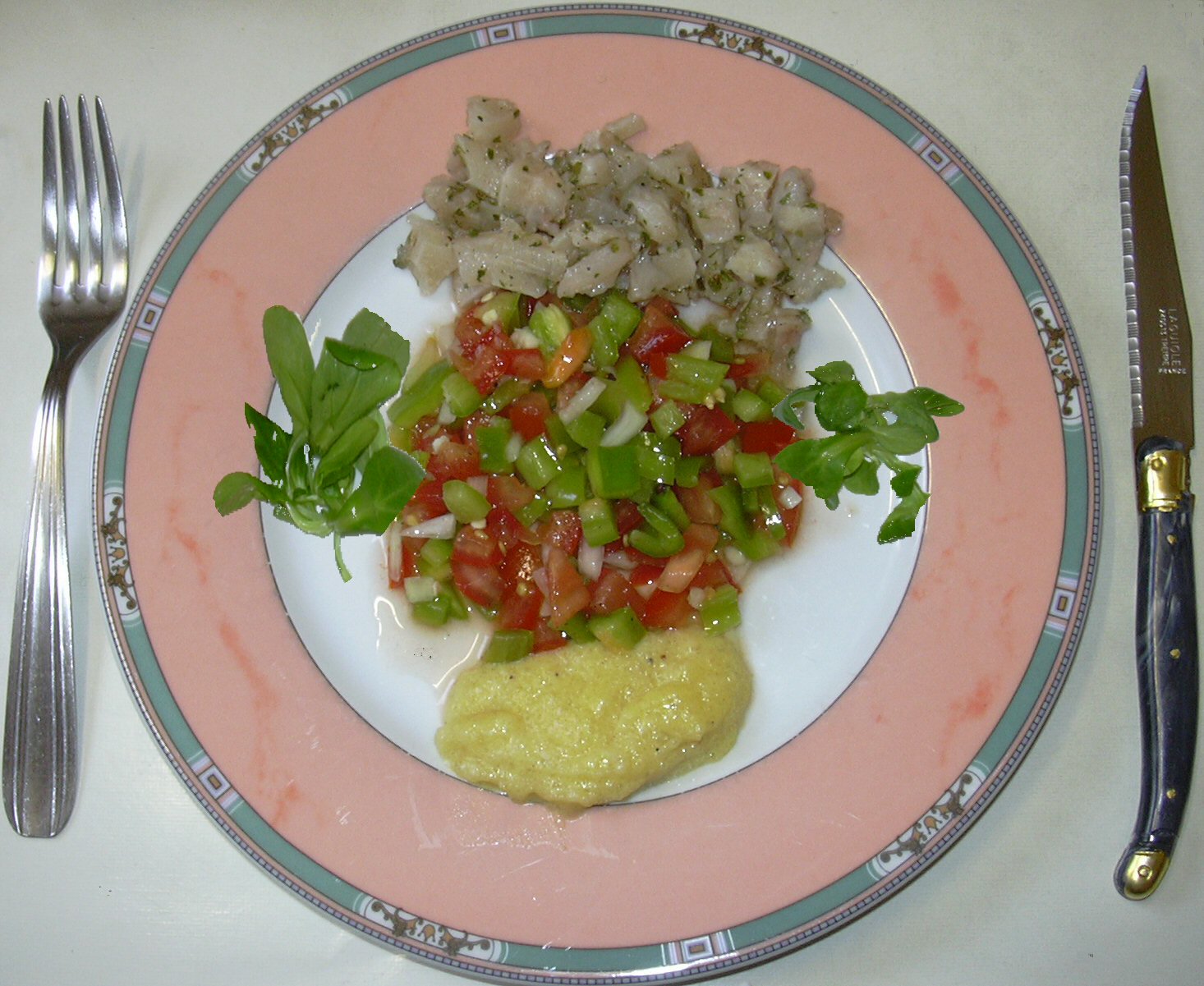 ラプンツェルと呼ばれる野菜を左右に添えたサラダの画像です。