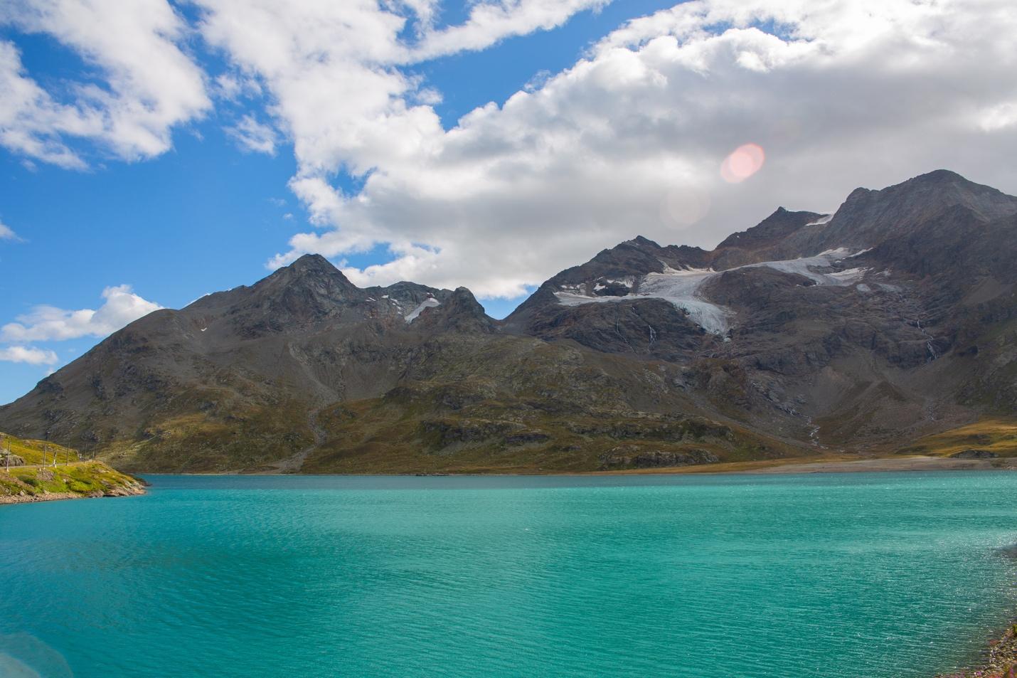 A body of water with mountains in the background

Description automatically generated