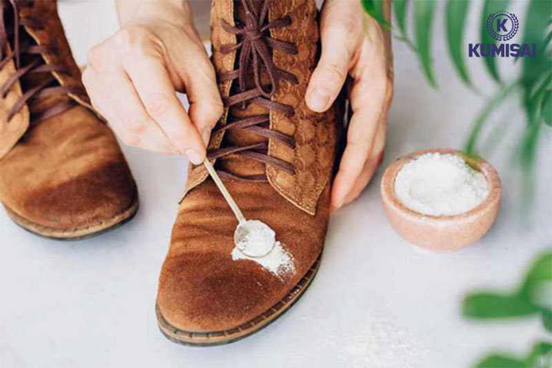 Cách làm mềm giày da lộn bằng phấn rôm