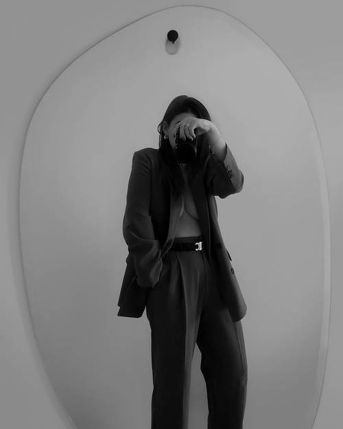 Picture of a lady rocking the belt with a slouch suit