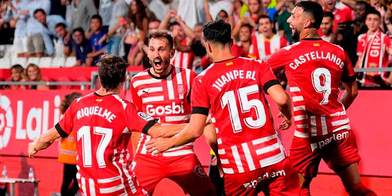 CLB bóng đá Girona với màu áo đỏ trắng