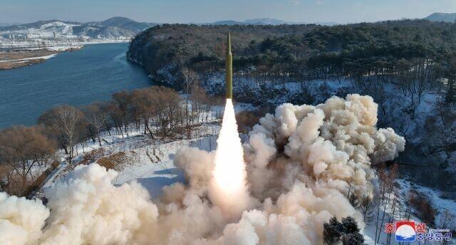 북한이 고체연료를 사용한 극초음속 중장거리 탄도미사일(IRBM) 시험 발사에 성공했다고 조선중앙통신이 지난 15일 보도했다. 연합뉴스