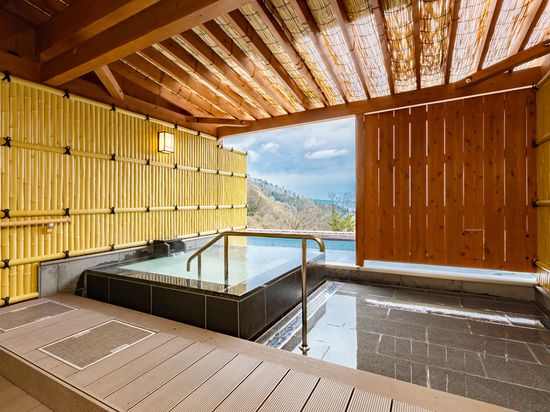 東山パークホテル新風月の露天風呂付き客室の露天風呂
