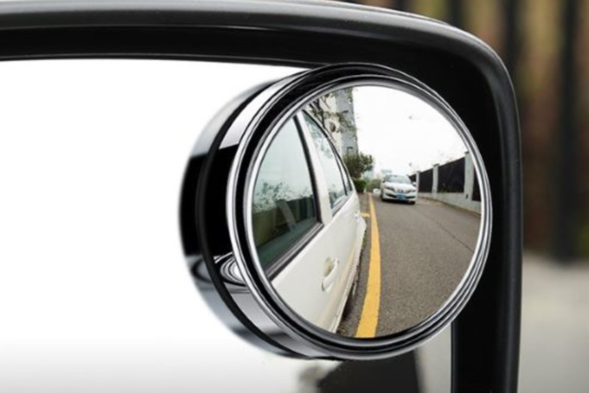 Quan sát gương chiếu hậu kiểm tra lại vị trí lần cuối
