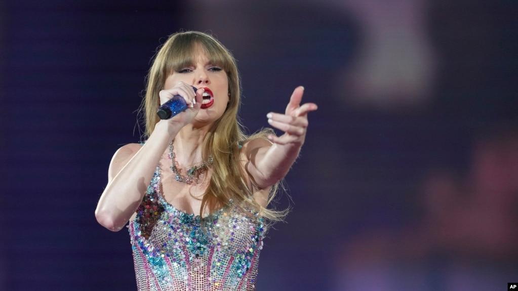 Danh ca Mỹ Taylor Swift biểu diễn trong chuyến lưu diễn mang tên "Eras Tour" tại Tokyo Dome ở Nhật Bản hôm 7/2. Một khóa học về Taylor Swift và sự ảnh hưởng 'xuyên biên giới' của cô đang được giảng dạy tại Đại học Philippines ở Manila.