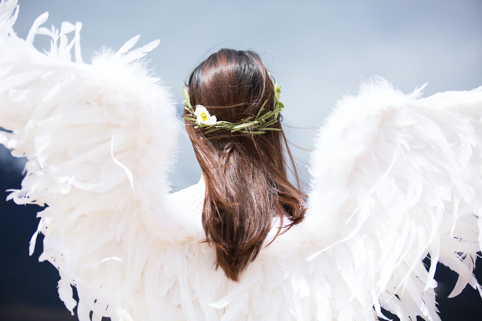 Ce Este Terapia cu Îngeri? Explorând Dimensiunea Vindecătoare a Comunicării Angelice