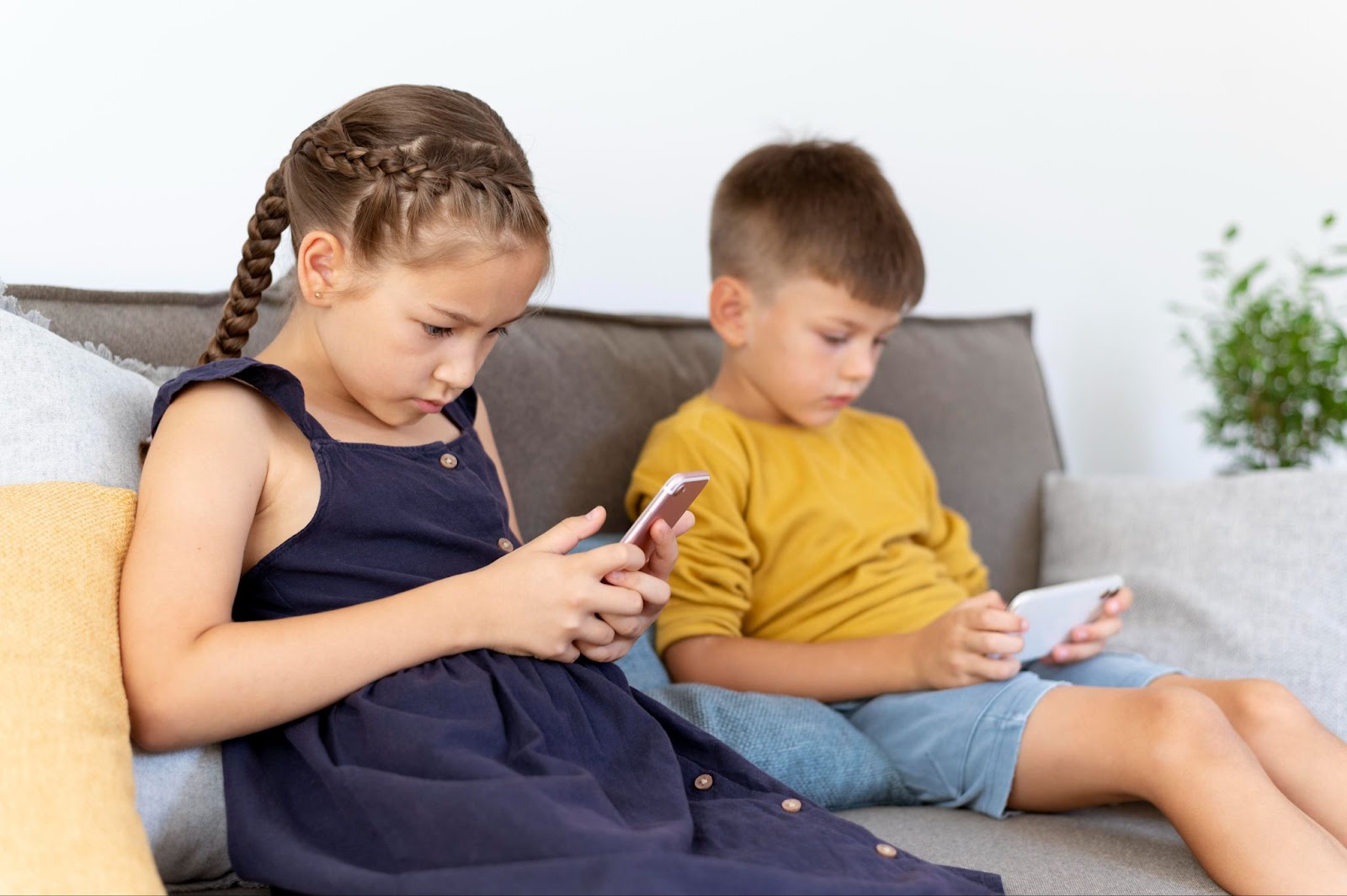 Duas crianças mexendo no celular