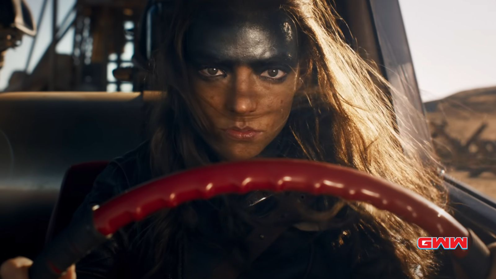 Mujer con maquillaje intenso conduciendo un coche a la luz del sol
