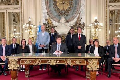 Milei anuncia un decreto para desregular la economía argentina y privatizar  empresas públicas - LA NACION