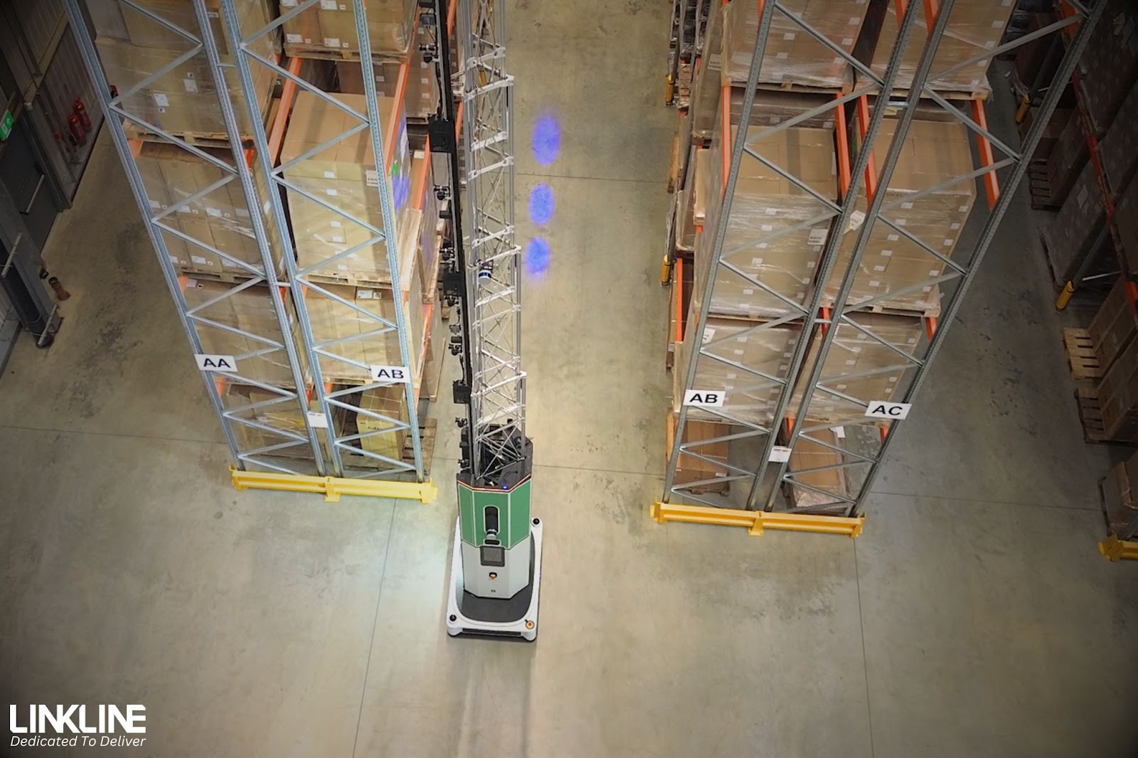 Warehouse automation solution: Dexory autonomous robot and digital twin platform