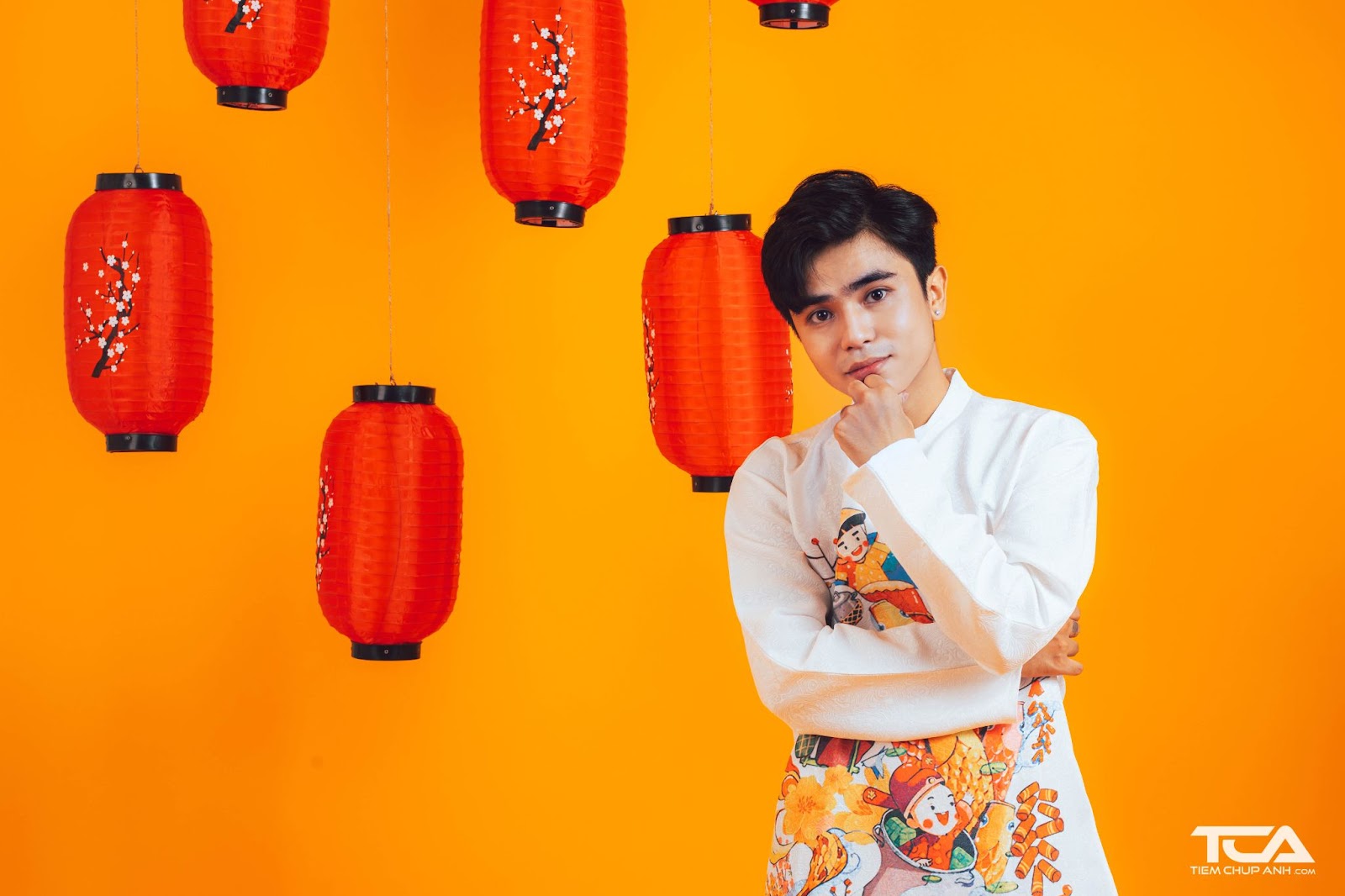 chụp hình với áo dài