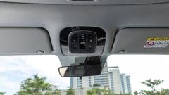 Gương chiếu hậu Hyundai Custin 2024 có 2 chế độ ngày - đêm tiện dụng