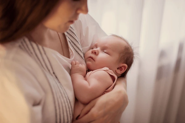Người lớn nên nói nhẹ nhàng với trẻ sơ sinh
