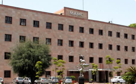  Maulana Azad Medical College 