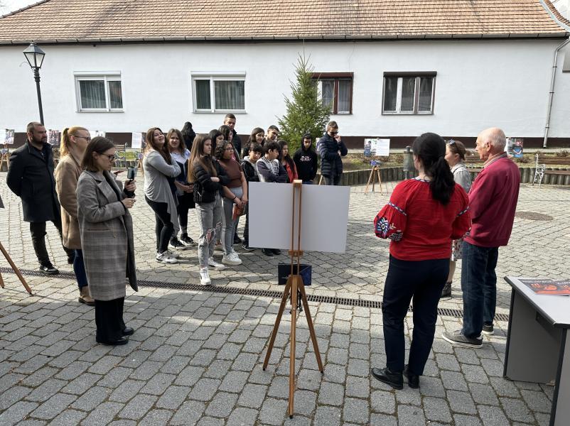 Obrázok, na ktorom je ošatenie, obuv, exteriér, budova

Automaticky generovaný popis