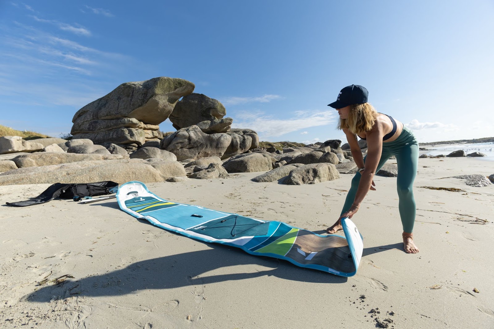 gonflage d'un stand up paddle gonflable sur le sable