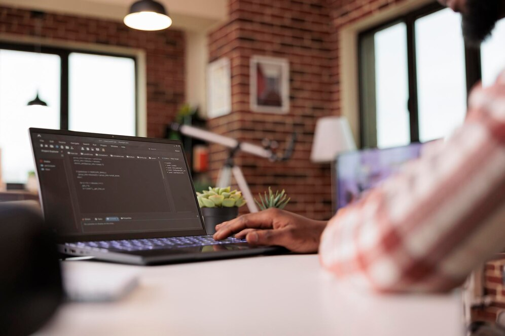 Homem analisando código PHP em seu laptop