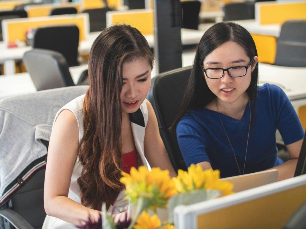 woman helping friend - Are Flashcards Effective