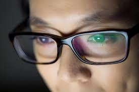 Kacamata Anti Radiasi, Apa Fungsi dan Manfaatnya? | Hello Sehat