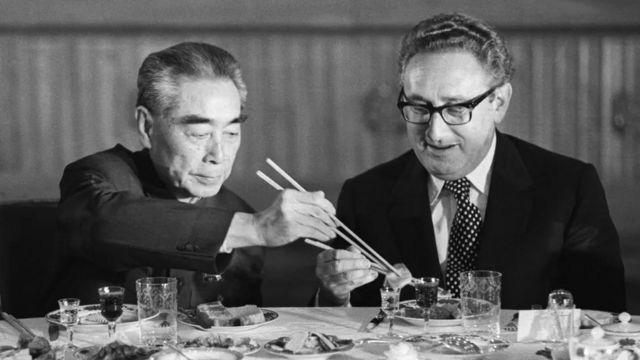Thủ tướng Chu Ân Lai và ông Henry Kissinger trong một buổi yến tiệc tại Đại lễ đường Nhân dân Bắc Kinh
