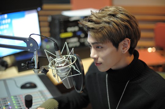 Jonghyun na Blue Night Radio, que também influenciou no livro Skeleton Flower 