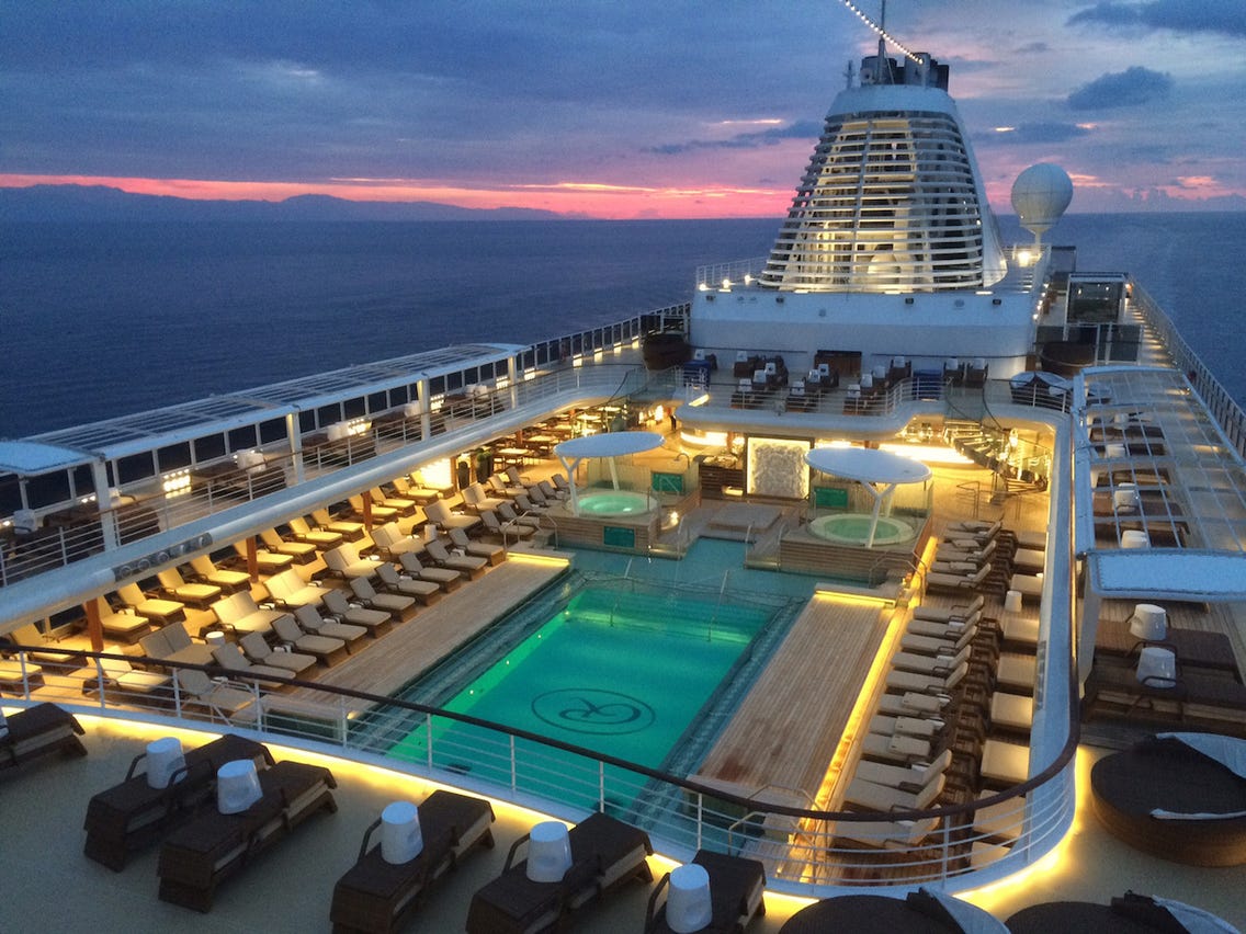 Luxe Cruise Opulent Vehicles