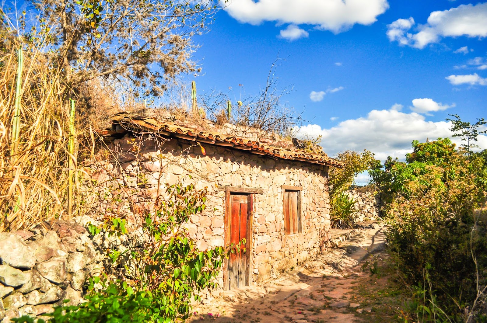 Antiga casa de pedra na cidade de Igatu